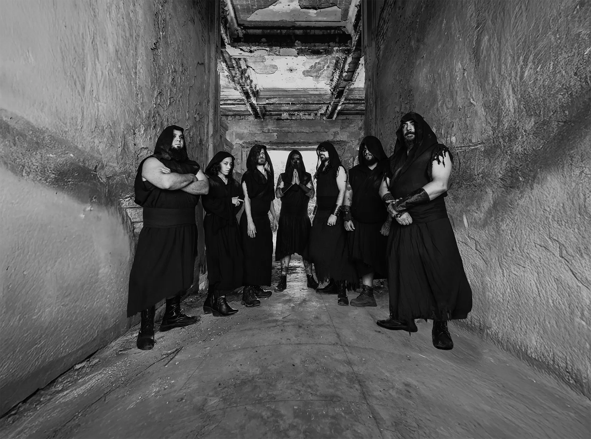 Banda Cernunnos en un pasillo en ruinas, retrato en blanco y negro